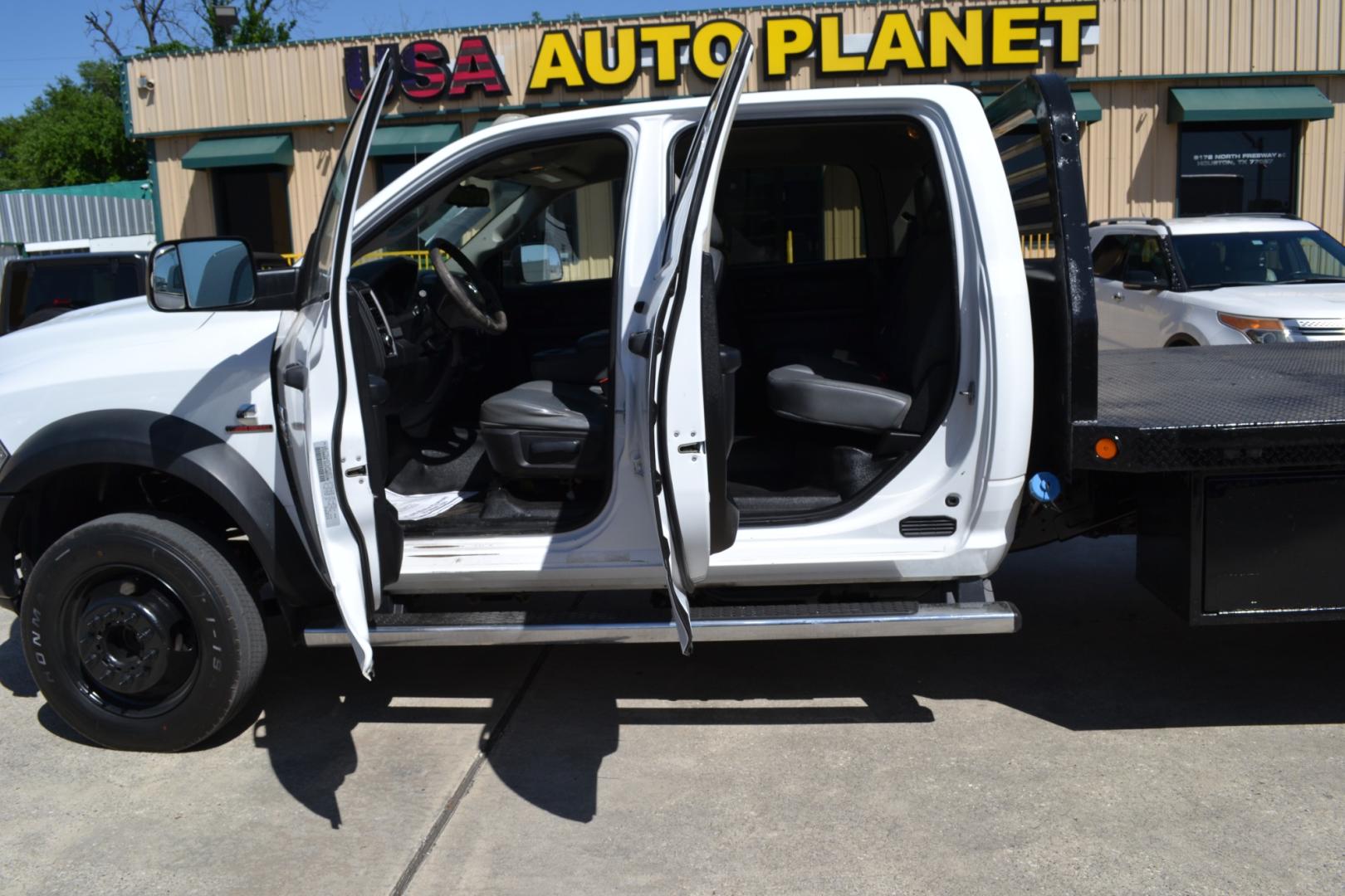 2016 WHITE /BLACK RAM 5500 with an CUMMINS 6.7L TURBO DIESEL engine, AISIN A465 6SPD AUTOMATIC transmission, located at 9172 North Fwy, Houston, TX, 77037, (713) 910-6868, 29.887470, -95.411903 - 19,500LB GVWR, 11.5FT FLATBED, 96" WIDE, GOOSENECK/BUMPER PULL HITCH, CREW CAB, POWER WINDOWS, LOCKS, & MIRRORS, COLD A/C - Photo#9